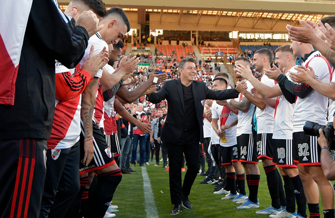 El Club Atlético River Plate le puso punto final al brillante ciclo del entrenador Marcelo Gallardo en un Malvinas Argentinas repleto con una goleada ante el Betis de España 4-0, en el marco del Triangular Internacional que se completa con Colo-Colo de Chile.

Foto: Orlando Pelichotti