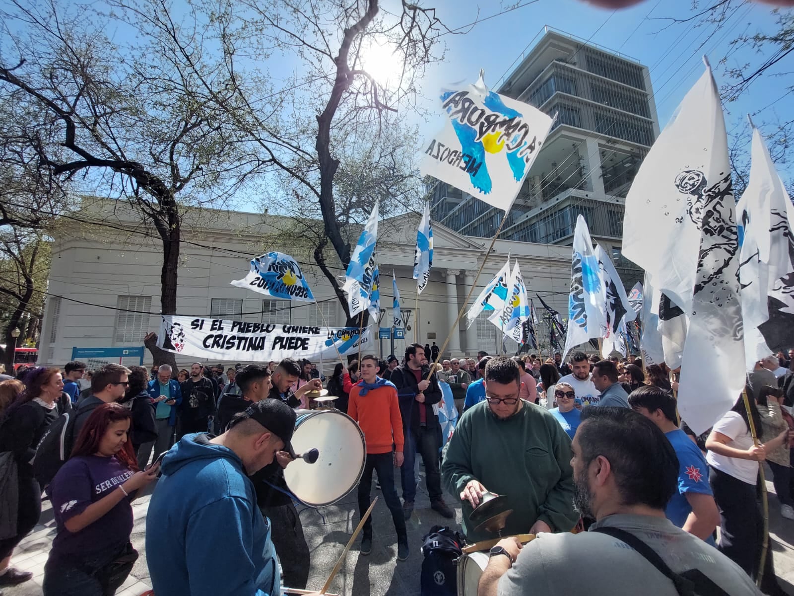 El peronismo se moviliza en Mendoza en solidaridad de Cristina Kirchner tras el atentado (Claudio Gutiérrez / Los Andes)