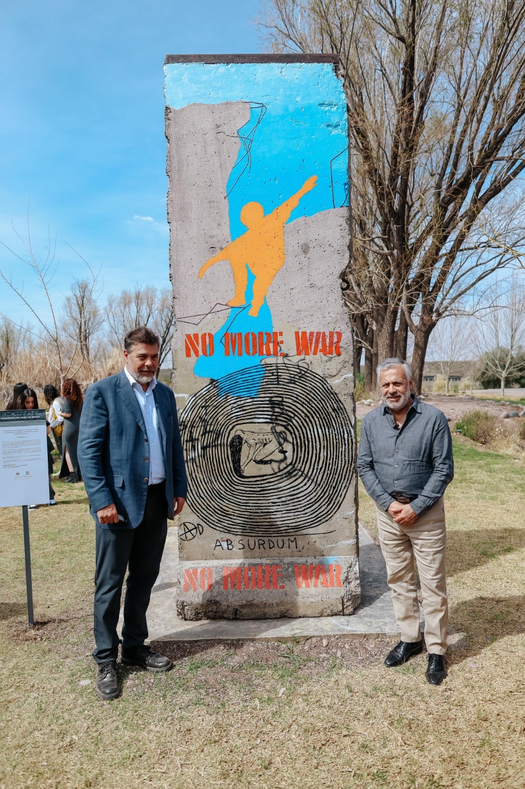 Darío Werthein y el gobernador Alfredo Cornejo, en el descubrimiento del fragmento del muro de Berlín que fue intervenido y es parte de la muestra permanente en Bodega Huarpe Riglos