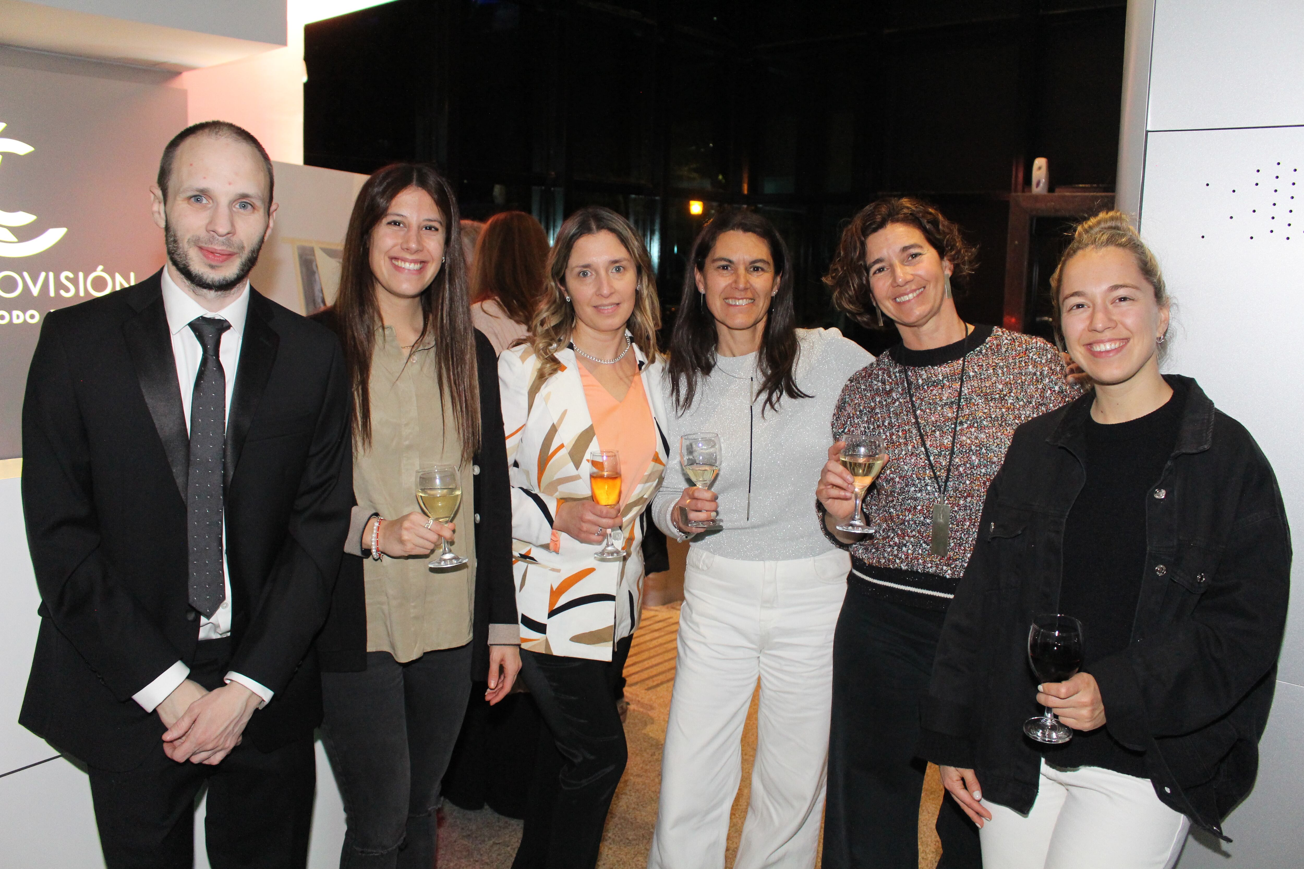 Sebastián Peña, Fernanda Cony, Marina Oriolani, Vanina Raggio, Maru Mora y Agostina Difilippo.