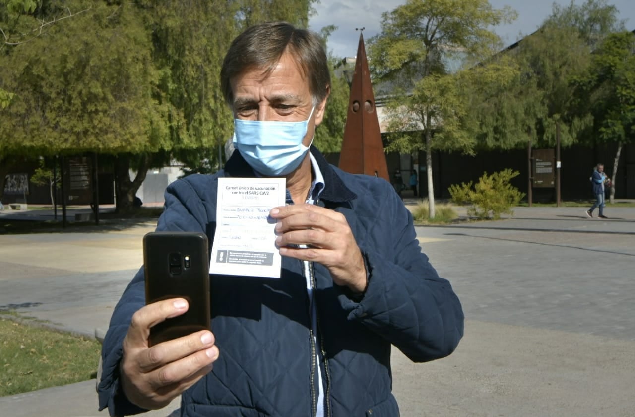 El Gobernador se vacunó hoy en la Nave Universitaria. Orlando Pelichotti / Los Andes