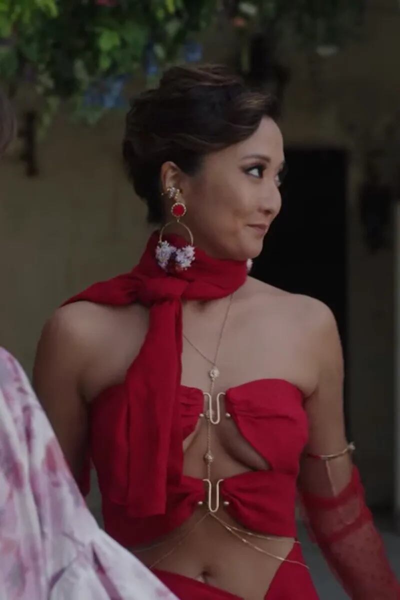 Un jugado vestido rojo de Cult Gaia con accesorios de cadenas