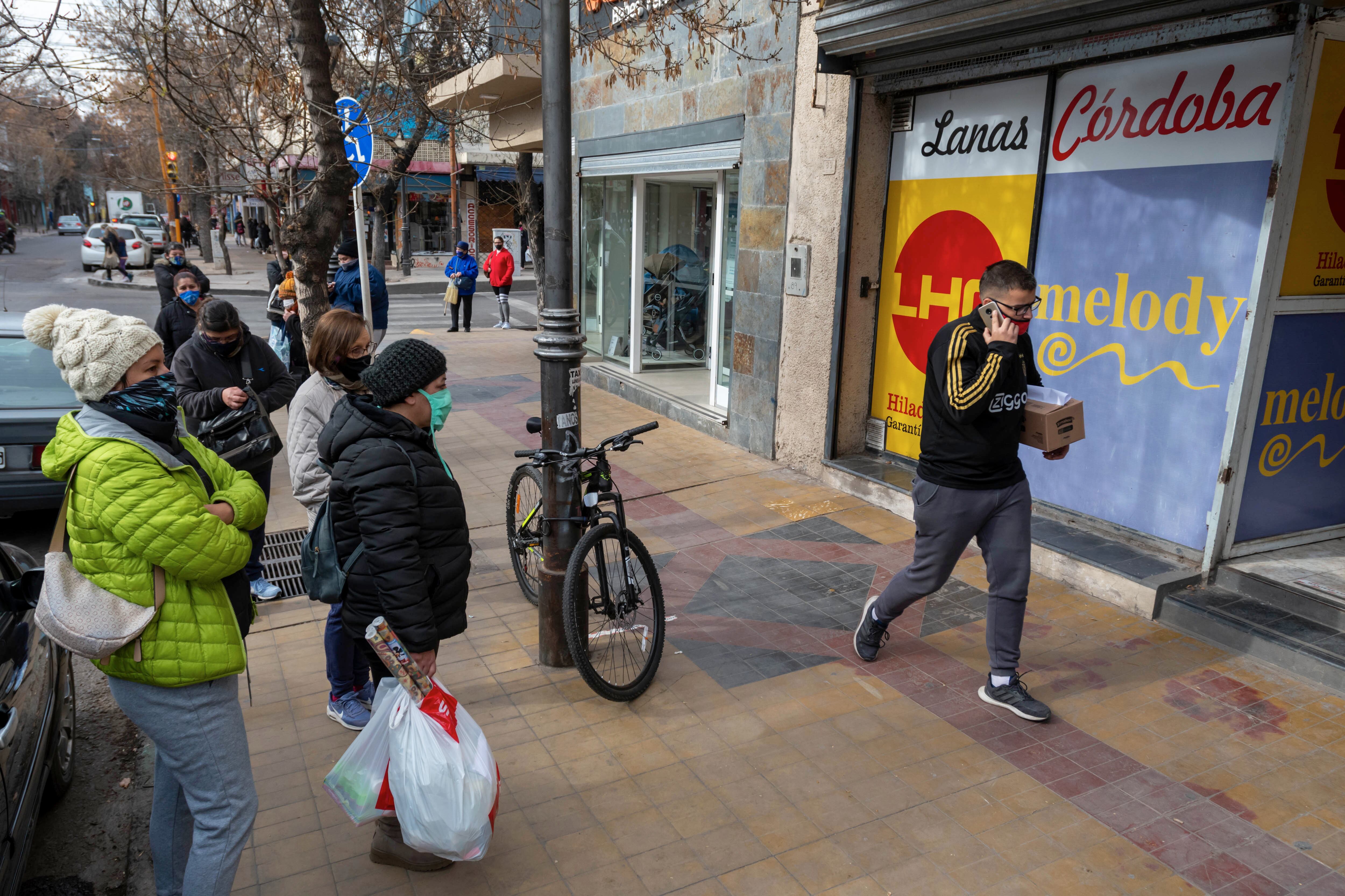 Llego el invierno y aumento la venta de lanas.