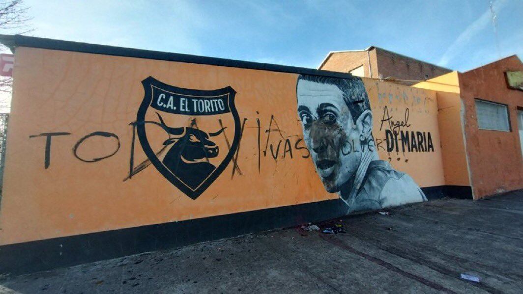 "Todavía vas a volver Ángel..." una de las amenazas que dejaron en el mural del club de barrio donde el Fideo comenzó sus primeros pasos en el fútbol.