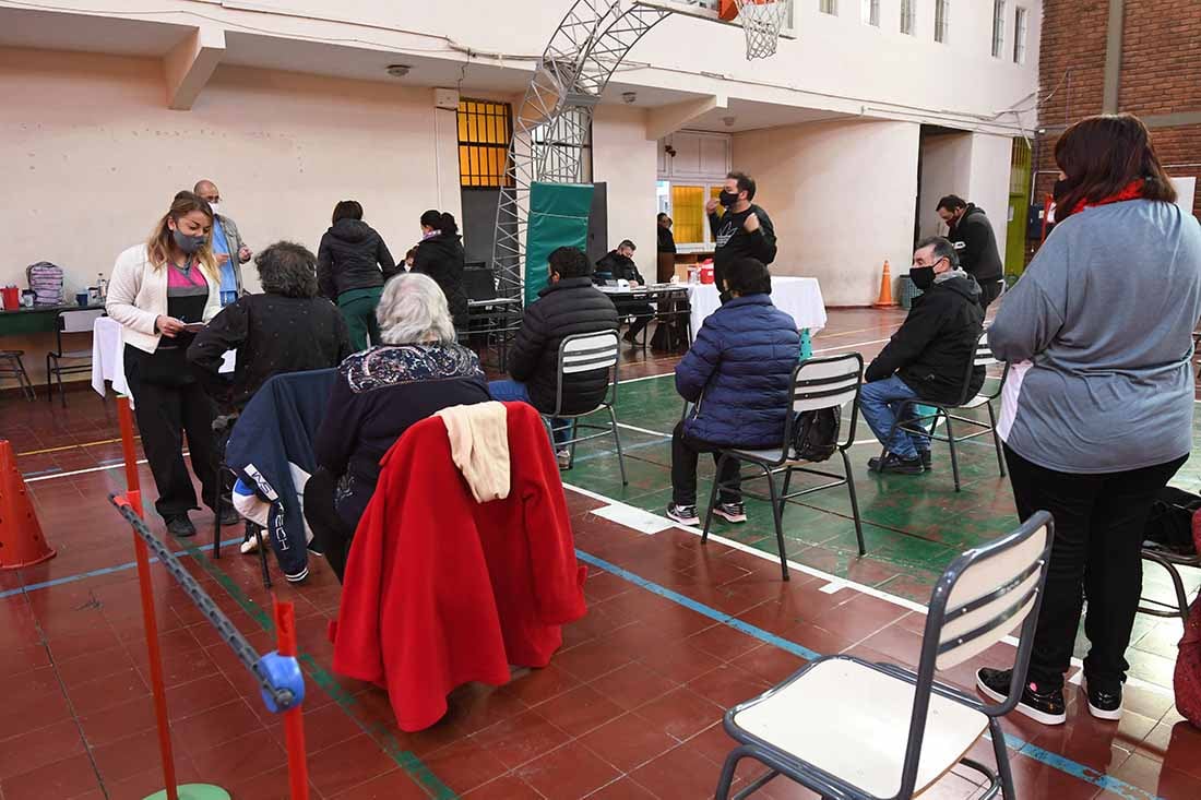 Profesionales del area de salud de Junín, en una jornada de vacunación contra el covid 19 en el polideportivo Nº 1 del departamento de Junín