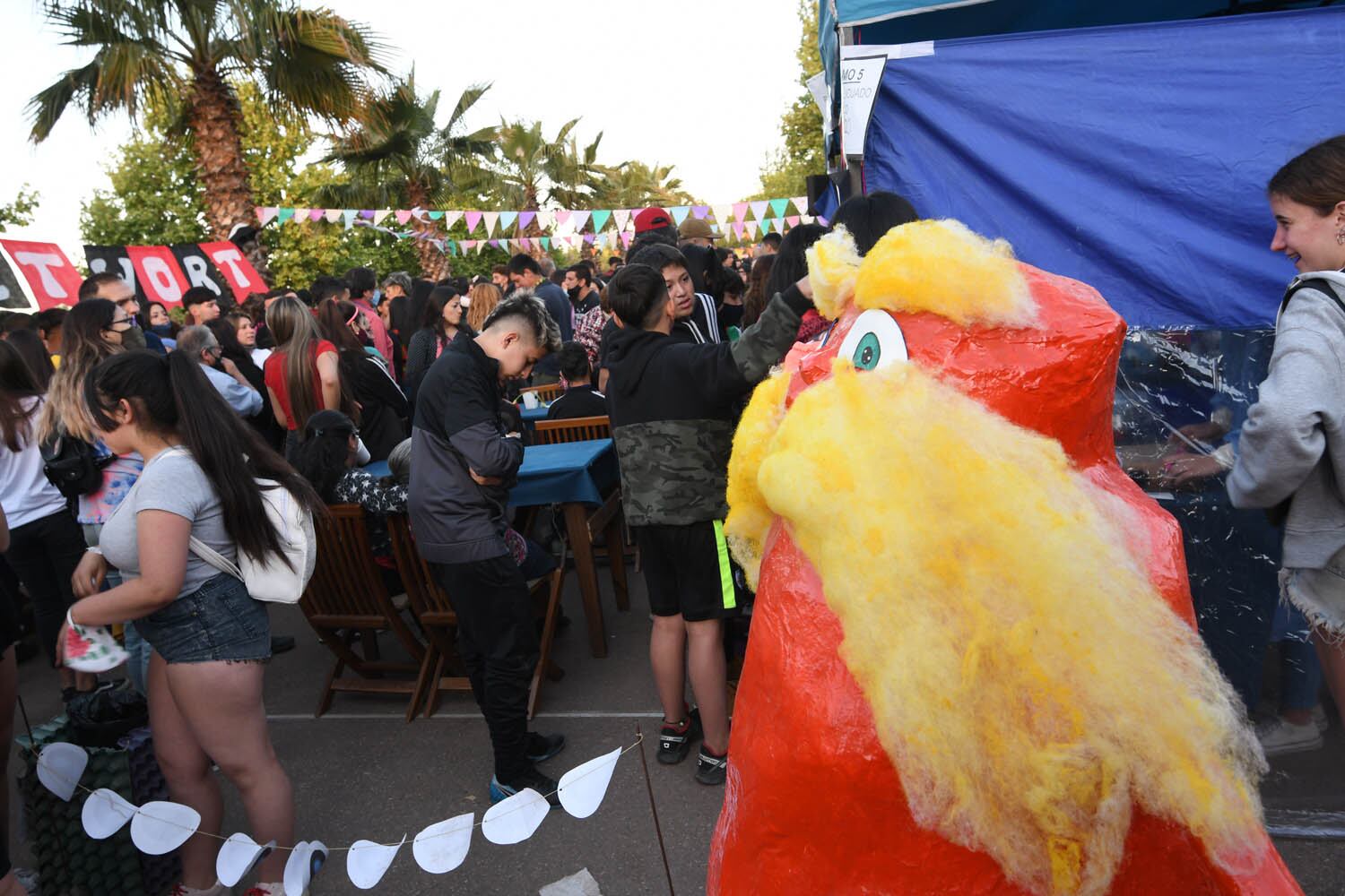 Volvieron los kioscos estudiantiles a Maipú. Los estudiantes de 4to y 5to año de la secundaria tuvieron la oportunidad de realizar nuevamente los tradicionales kioscos con muñecos en el Parque Metropolitano del departamento. Foto Marcelo Rolland / Los Andes