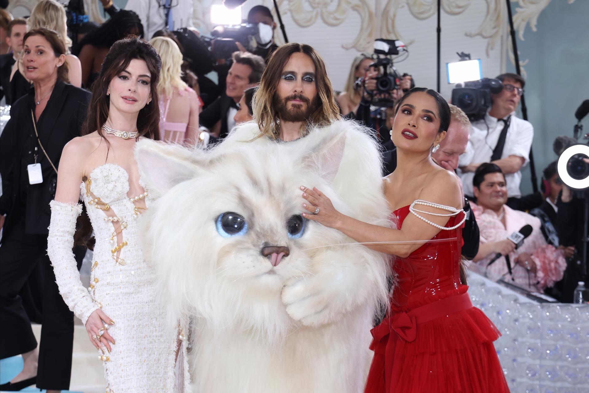 Met Gala 2023 en honor a Karl Lagerfeld: Anne Hathaway, Jared Leto y Salma Hayek. 