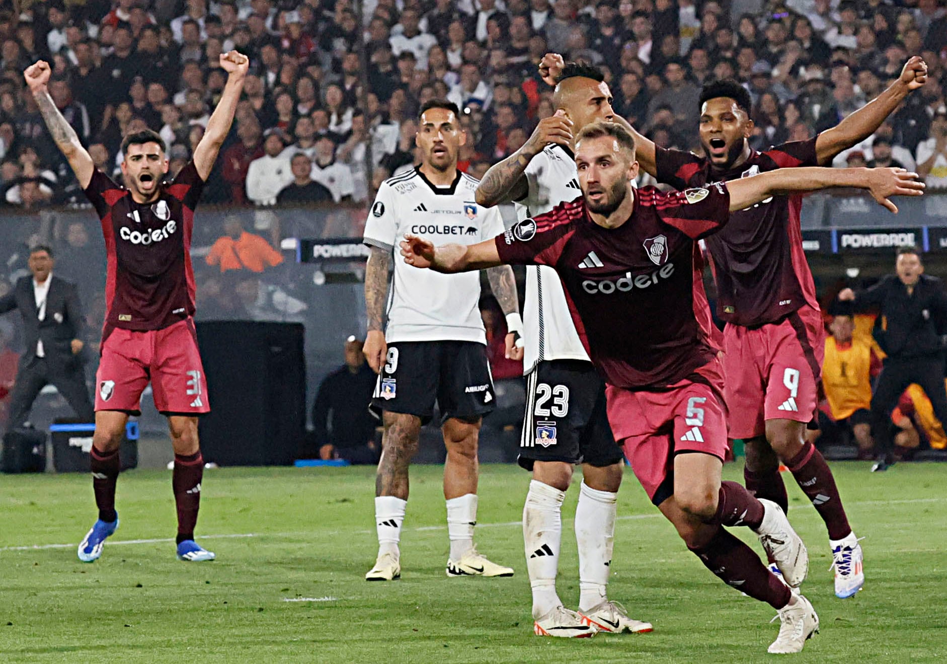 Germán Pezzella festeja el 1-0 de River ante Colo Colo en Chile, por la ida de los cuartos de final de la Copa Libertadores. (Fotobaires)