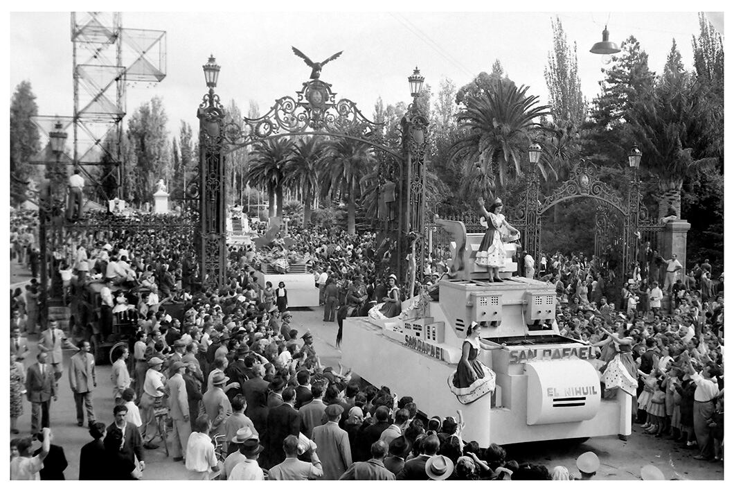 Desfile  de los carros vendimiales, se destaca el Departamento de San Rafael donde la reina  Violeta Migheto saluda mientras pasa por los Portones del Parque y la Torre de la Feria de América detrás.Foto: Orlando Pelichotti /Los Andes