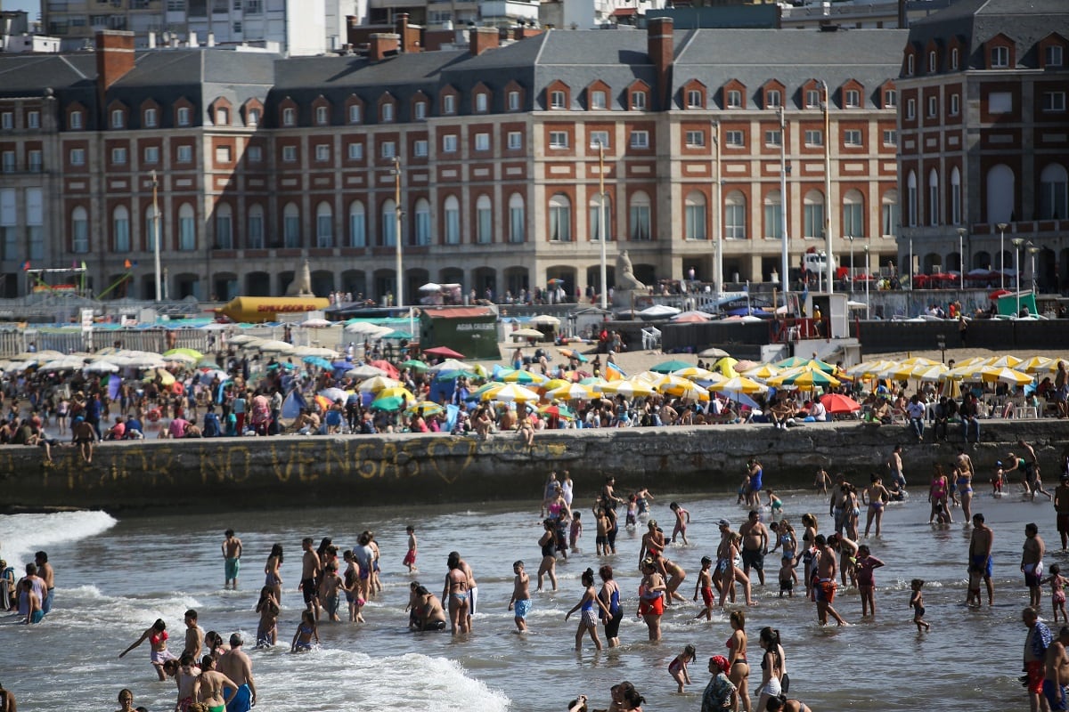 Una postal de la "vieja" normalidad en Mar del Plata - 