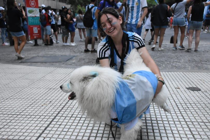 Festejos en Peatonal y San Martín por el triunfo de Argentina contra México.