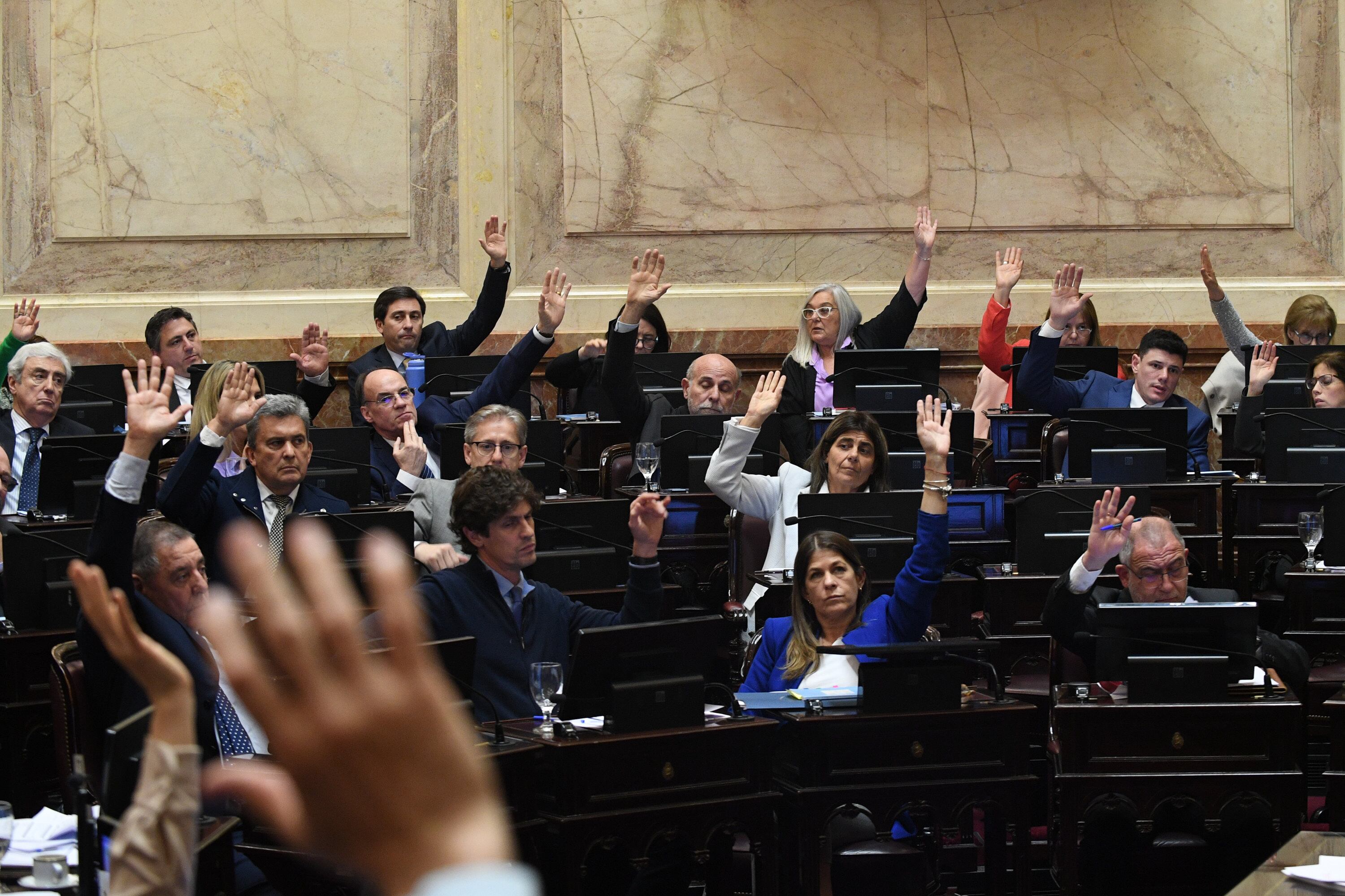 Sesión previa en el Senado donde decidieron aumentarse las dietas. Foto archivo