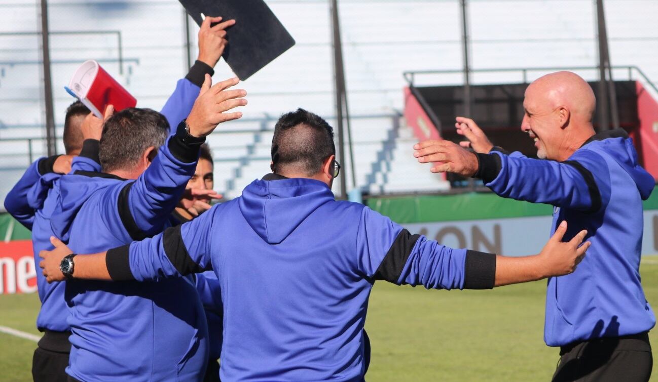 Daniel "Gato" Oldrá como técnico (una vez más) de Godoy Cruz, el Tomba ganó ante Arsenal y todo el cuerpo técnico festeja.