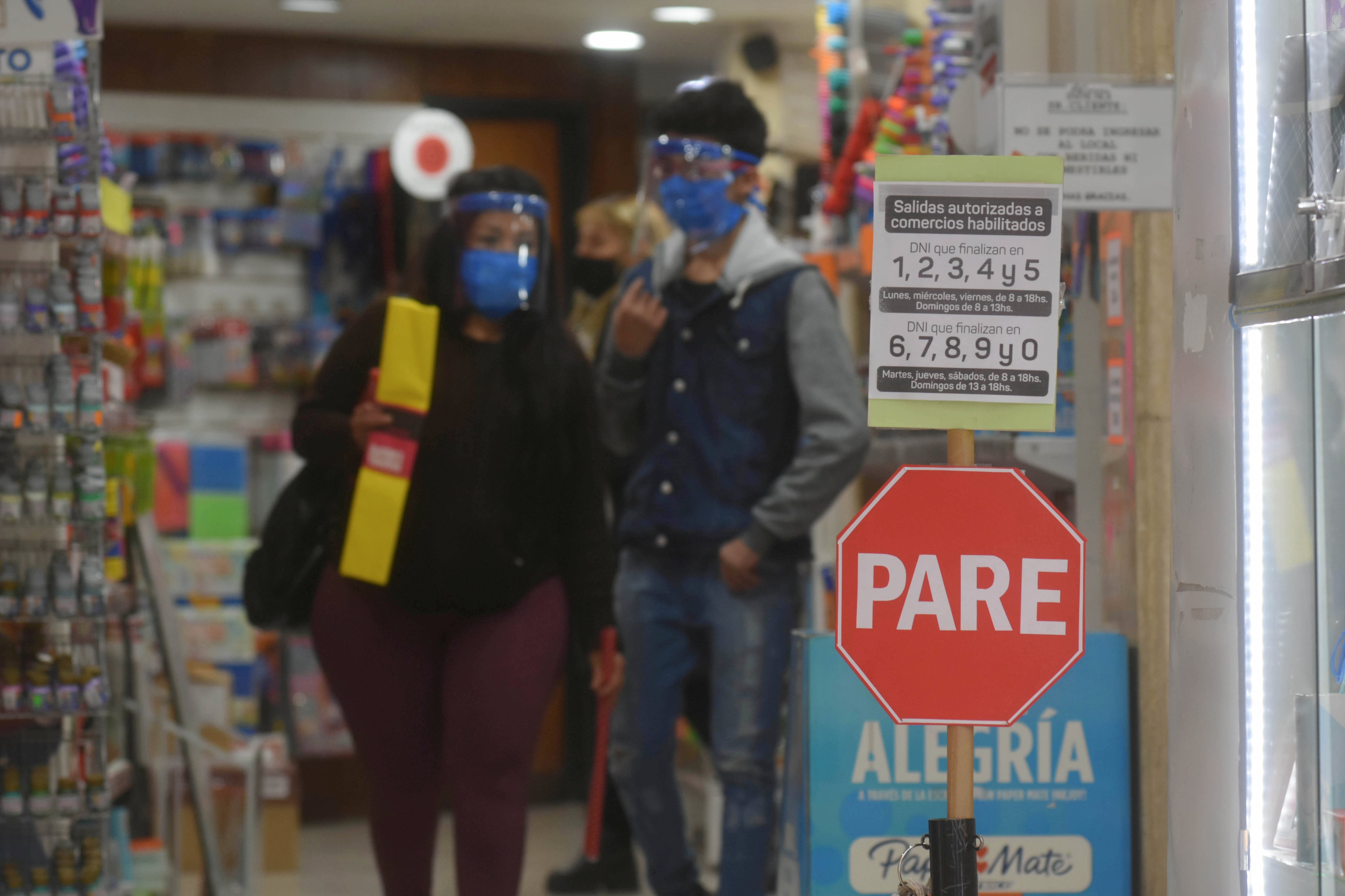 El Gobierno de Mendoza volvió a implementar la salida por números de documento después de los nuevos casos positivos de coronavirus en la provincia.
Foto: José Gutiérrez / Los Andes