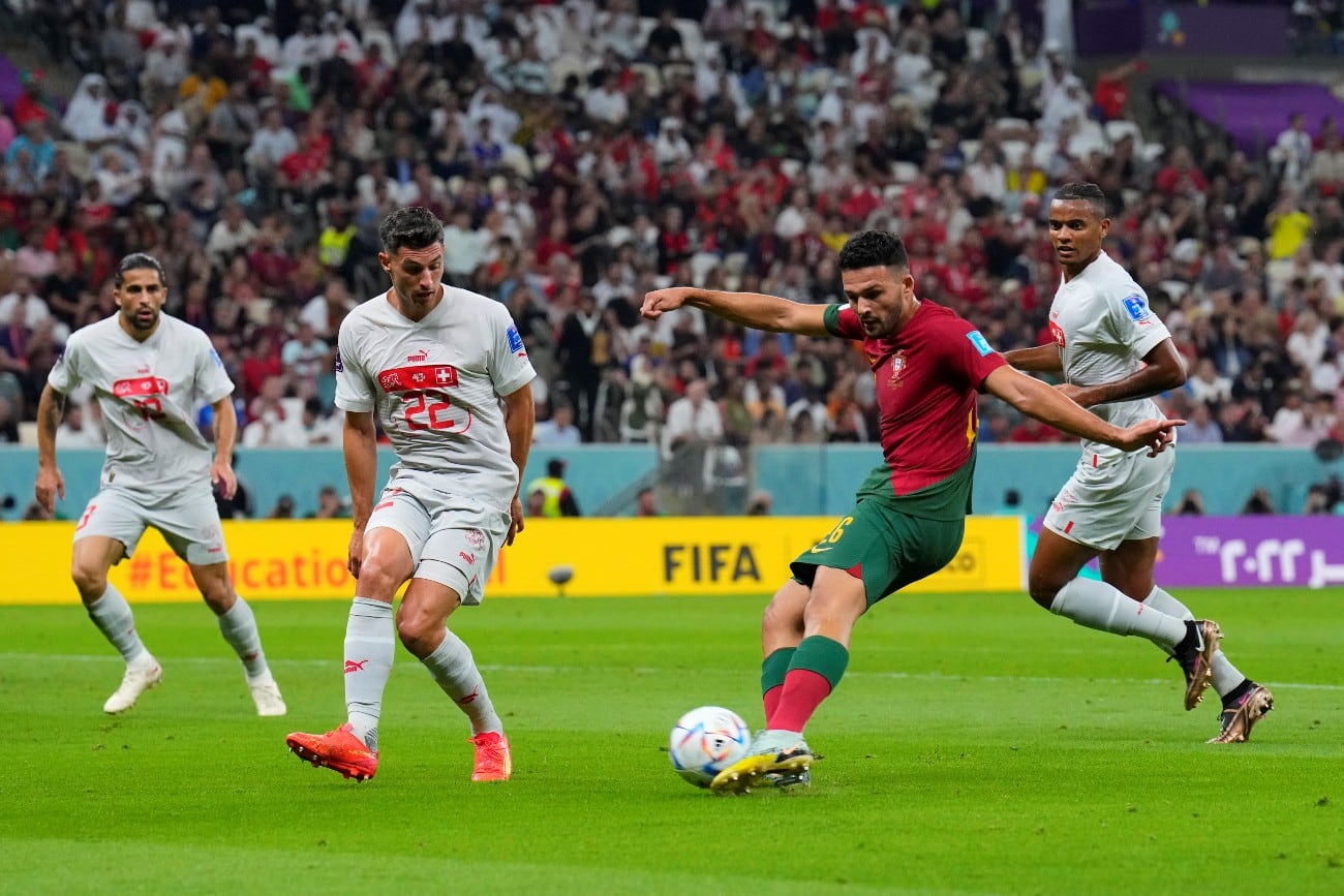 Ramos disparó y la pelota viaja para meterse en el ángulo y ser el 1-0 de Portugal sobre Suiza, por los octavos de final de Qatar 2022. (AP)