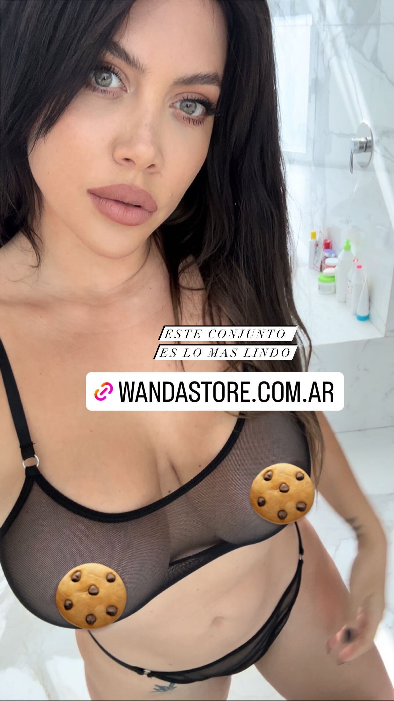 A Wanda Nara solo la taparon dos emojis