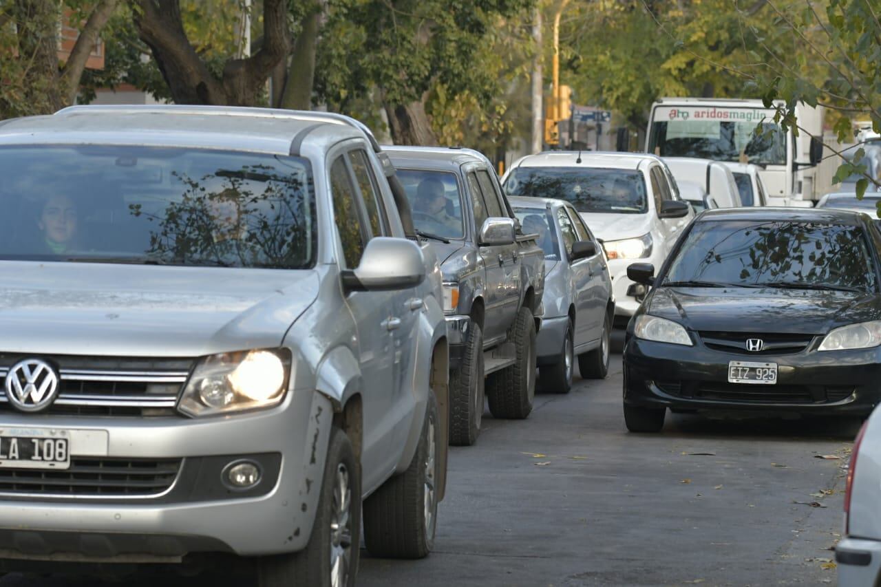 Según afirman testigos, hay largas filas en algunas estaciones de servicio del centro mendocino.  Foto: Orlando Pelichotti / Los Andes