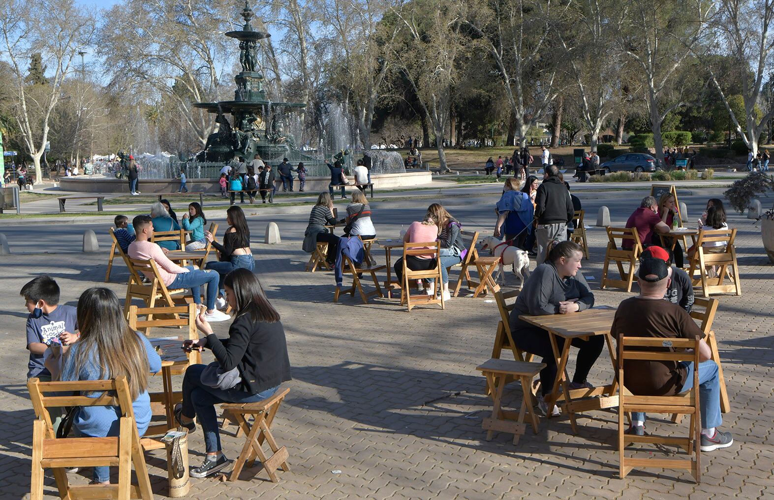 Heladerías y cafés del Parque San Martín, trabajaron desde primeras horas de la mañana. 
Foto: Orlando Pelichotti