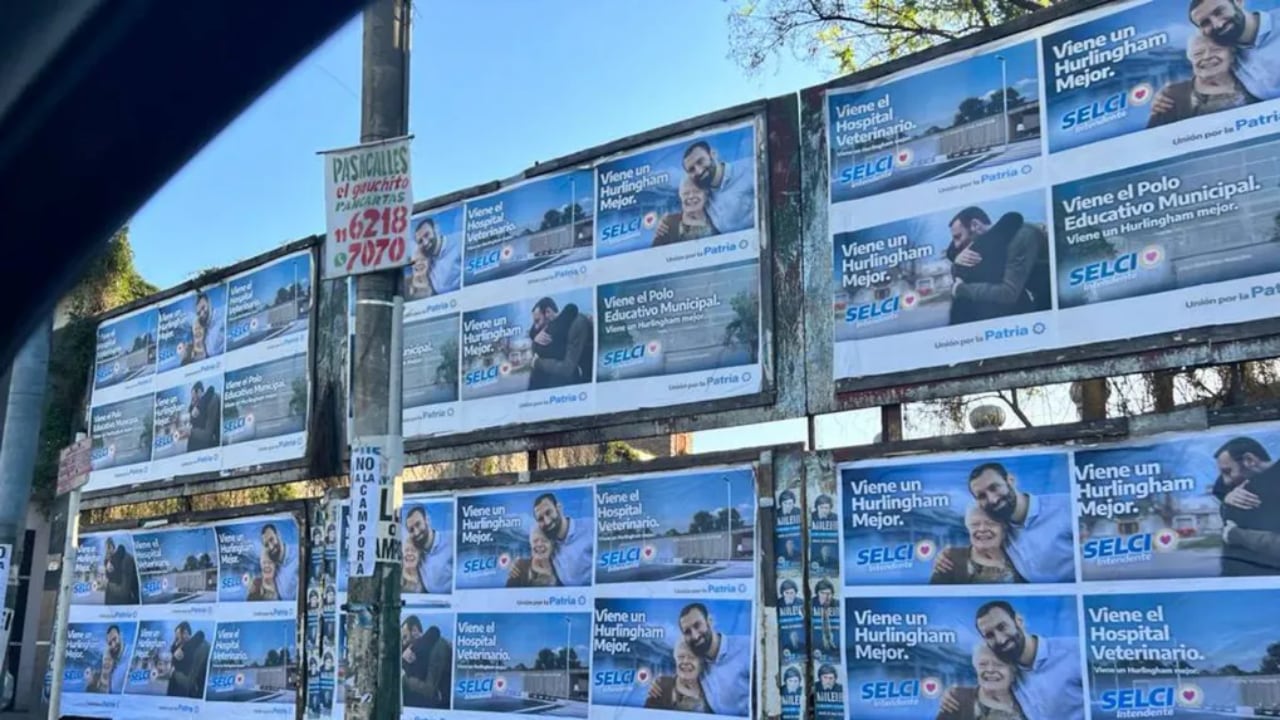 Carteles de campaña de Damián Selci en Hurlingham. Foto: Gentileza