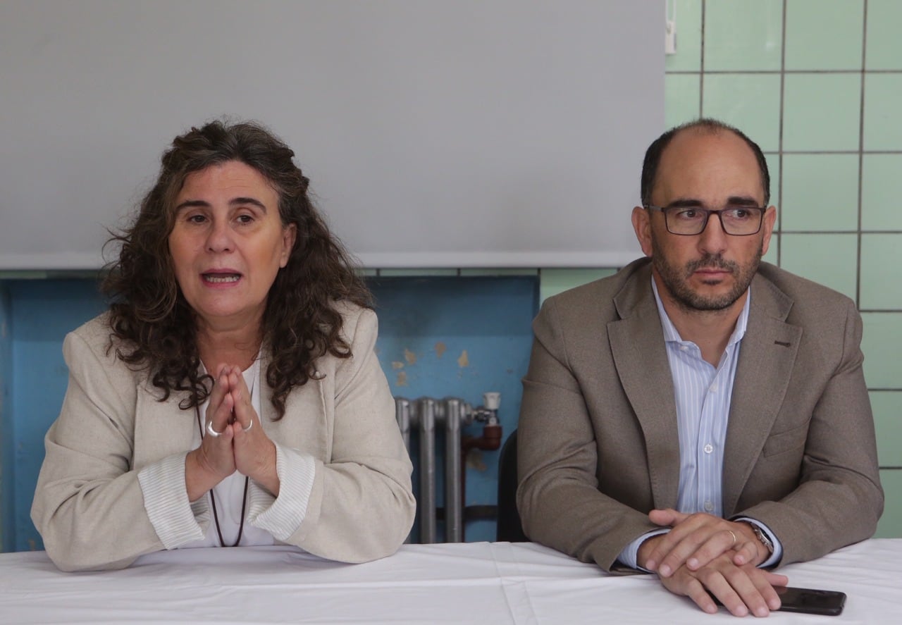 La ministra Ana María Nadal y el director General de Escuelas, José Thomas, participaron de la entrega de 60 pares de lentes a niños y niñas que son parte del Programa Provincial de Integración Social y Sanitaria. Fue en la Escuela Hogar Eva Perón.