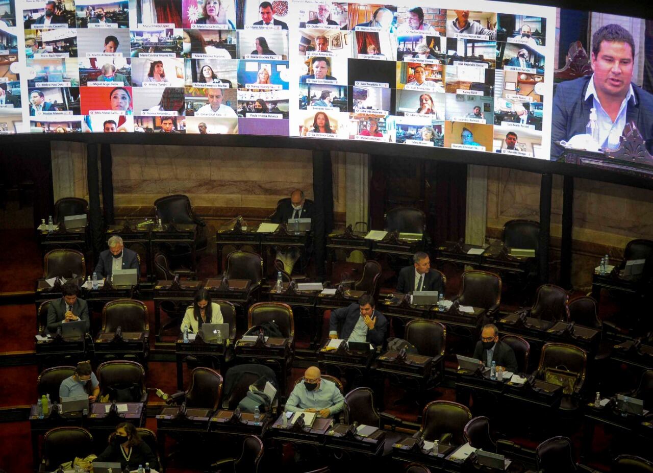 En la sesión, están presentes 117 diputados: 22 del Frente de Todos, 89 de Juntos por el Cambio 