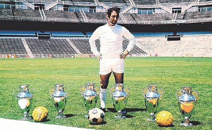 La imagen de Paco Gento con la camiseta del Real Madrid y posando junto a sus 6 Copas de Europa (actualmente Champions League).