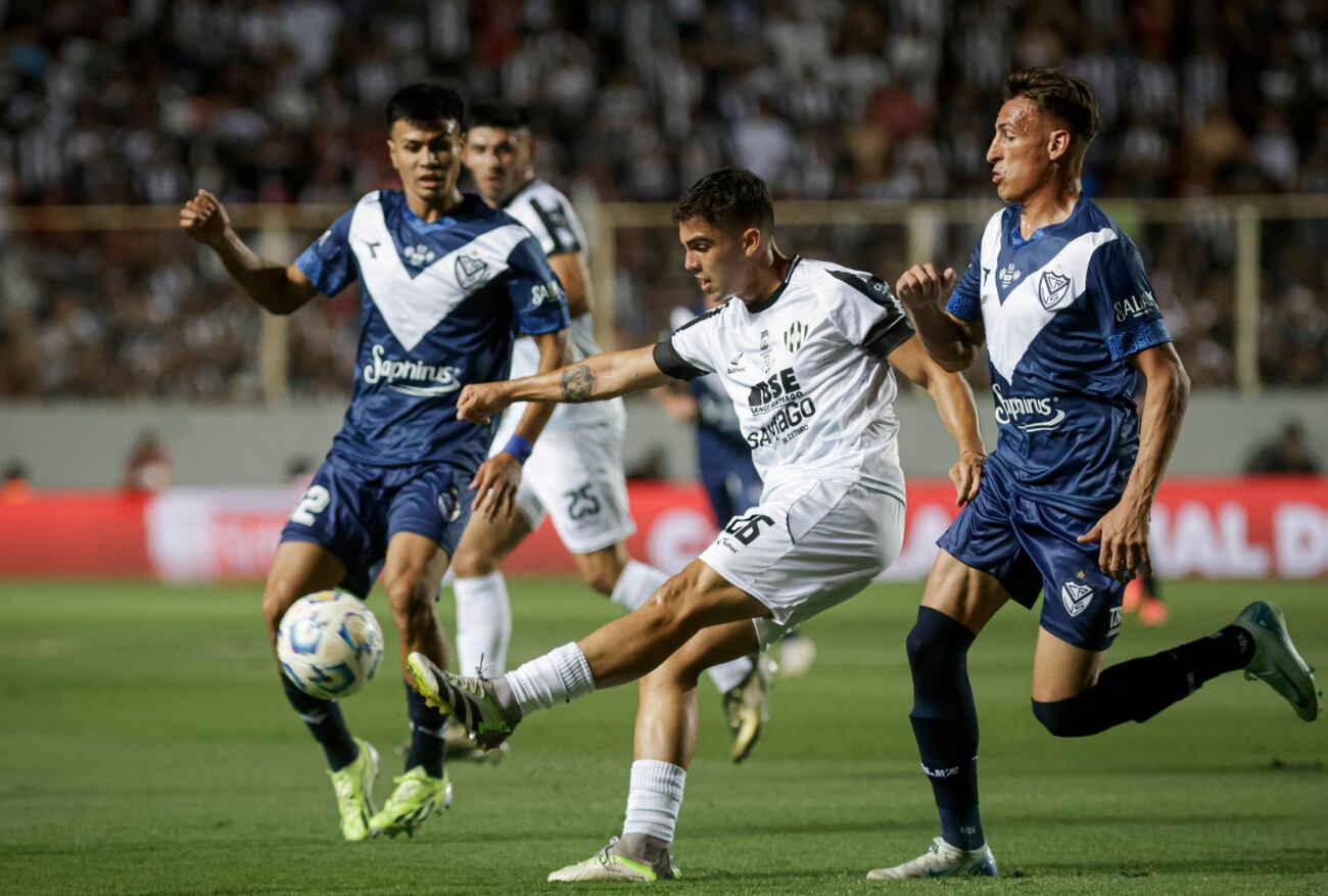 Meli despeja el balón ante la presión de dos futbolistas rivales. /Foto: Copa Argentina