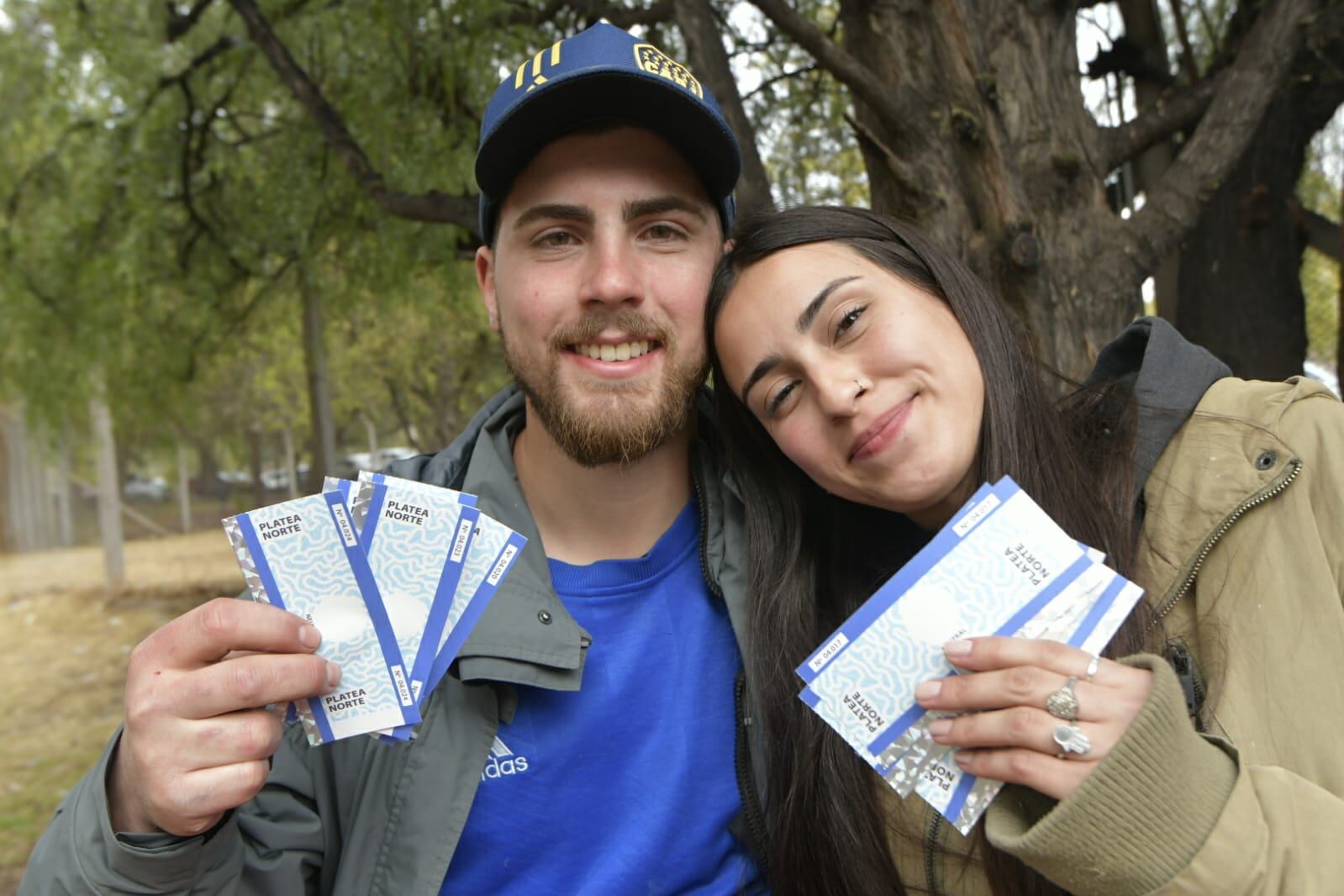 Godoy Cruz-Boca: los hinchas “neutrales” coparon el Malvinas para conseguir una entrada Foto: Orlando Pelichotti