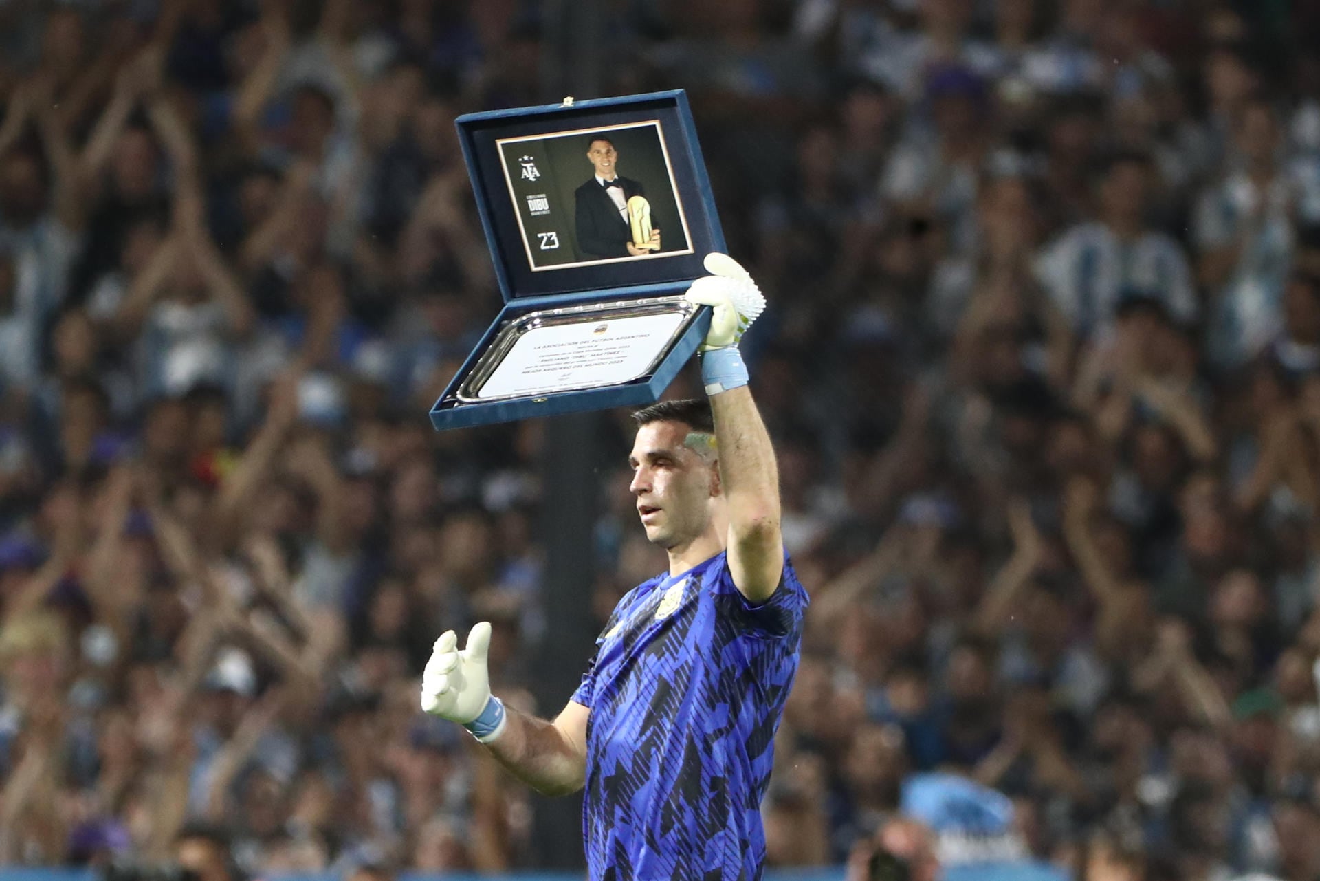 AMDEP3098. BUENOS AIRES (ARGENTINA), 16/11/2023.- Emiliano Martínez de Argentina muestra una placa hoy, en un partido de las Eliminatorias Sudamericanas para la Copa Mundial de Fútbol 2026 entre Argentina y Uruguay en el estadio La Bombo en Buenos Aires (Argentina). EFE/ Luciano González
