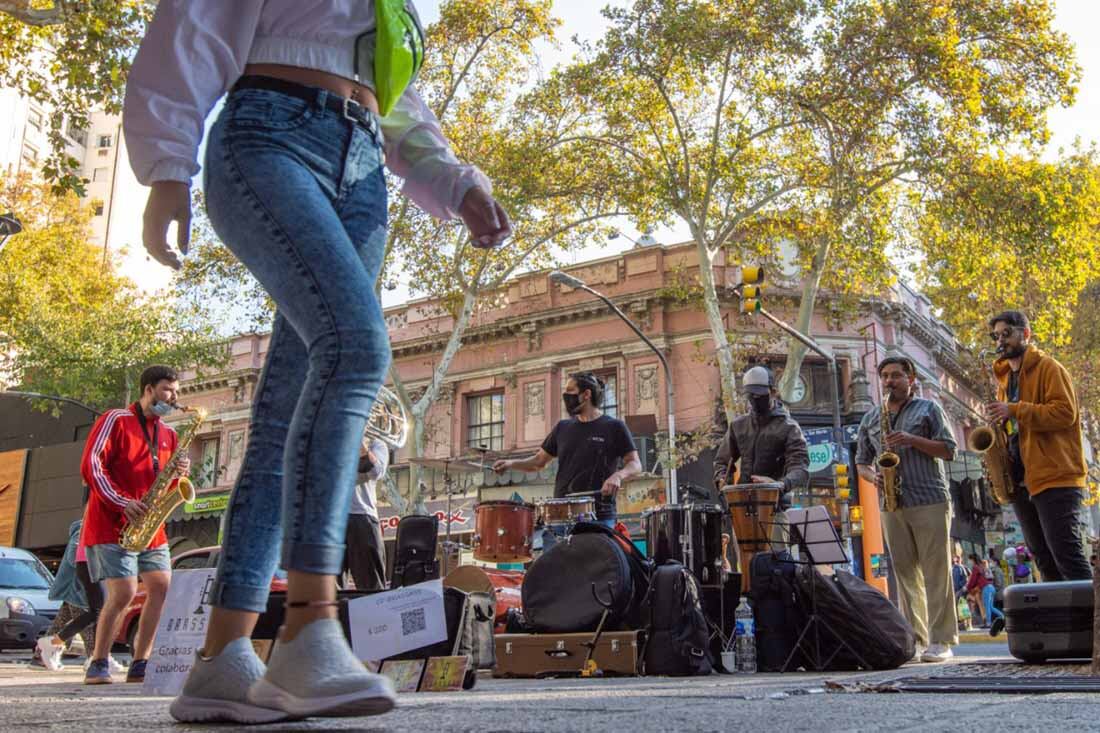 Una banda de músicos toca en la avenida San Martín. El aumento de casos de coronavirus ha provocado nuevas restricciones en la provincia.