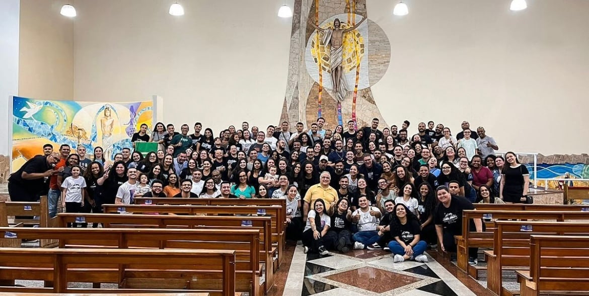 El padre Andrés, en el centro, junto a su gran comunidad