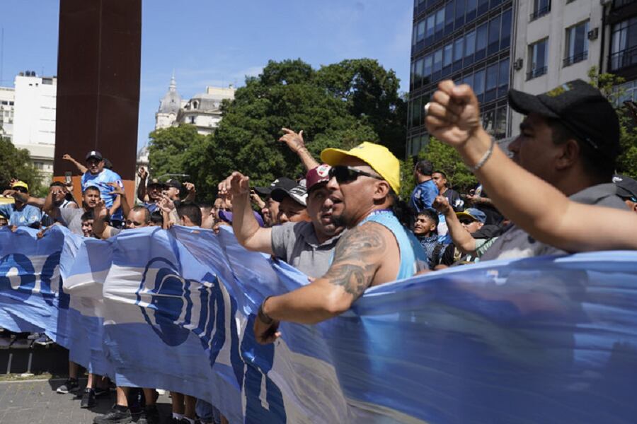 Detuvieron a cuatro personas durante la desconcentración de la marcha contra el DNU presidencial - Foto Clarín