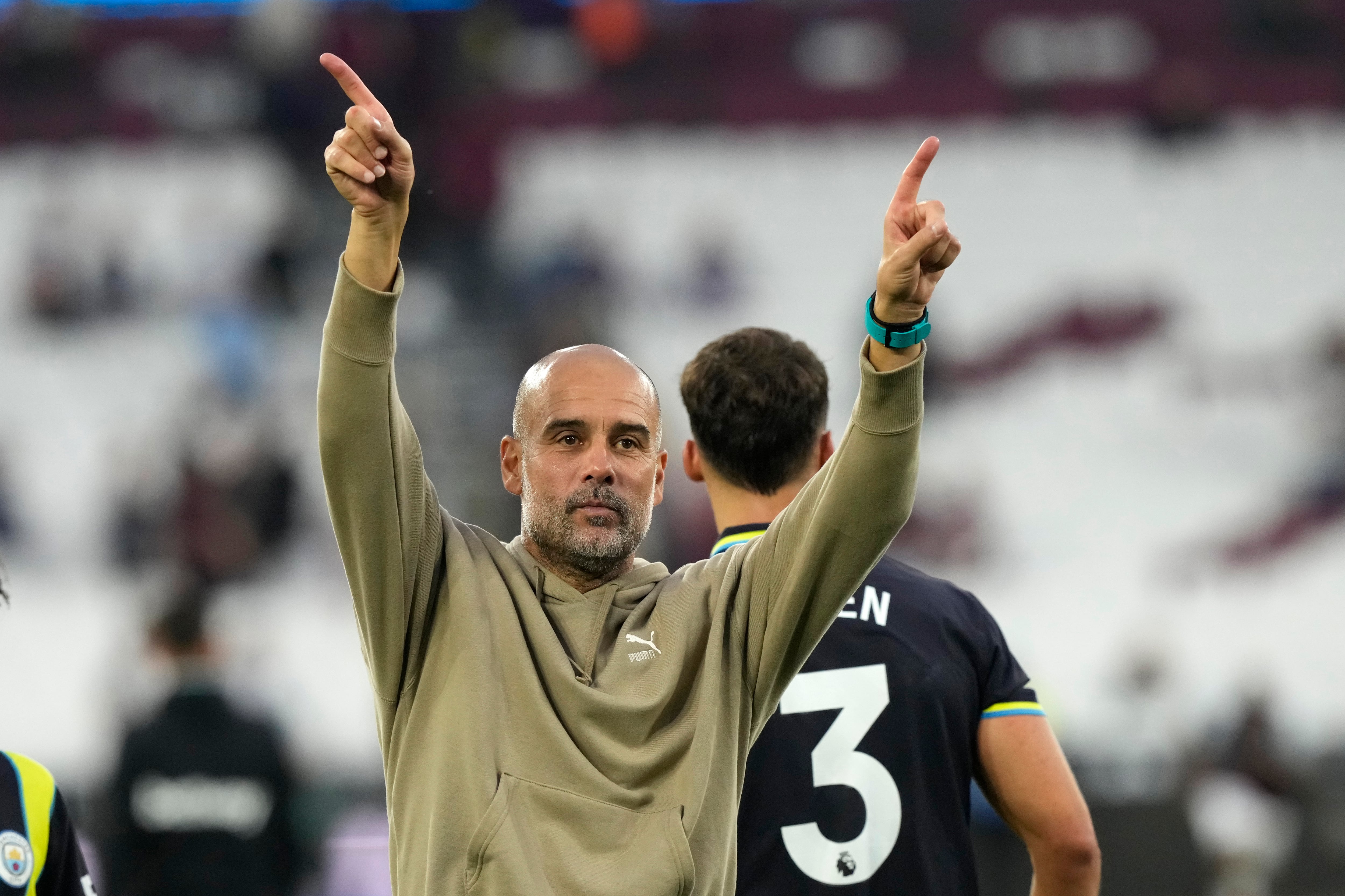 El técnico del Manchester City Pep Guardiola saluda a la afición al final del encuentro de la Liga Premier ante el West Ham el sábado 31 de agosto del 2024. (AP Foto/Frank Augstein)