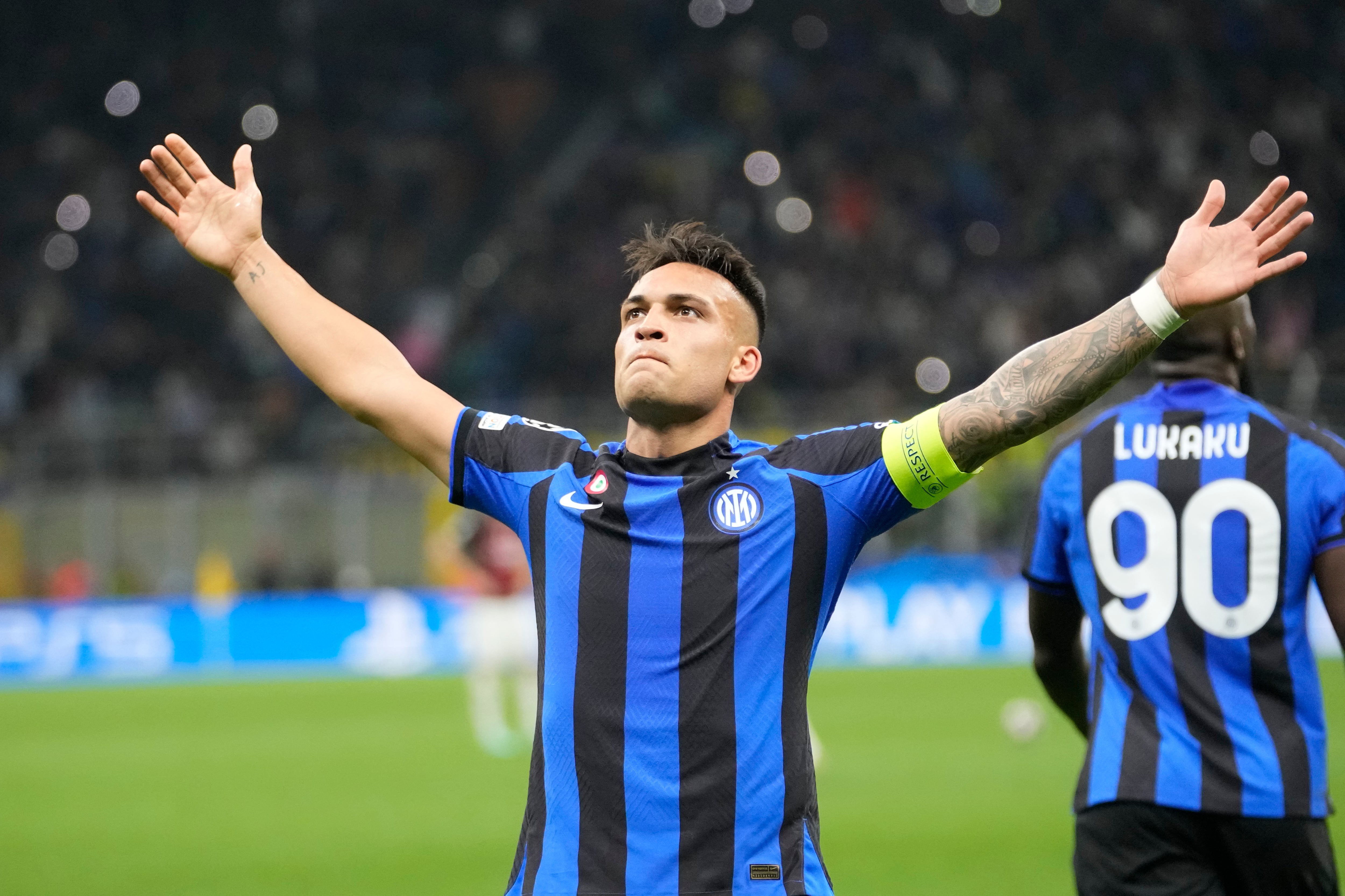 Lautaro Martínez celebra tras anotar el primer gol del Inter de Milán en el duelo de vuelta contra el AC Milan por las semifinales de la Liga de Campeones, el martes 16 de mayo de 2023. (AP Foto/Luca Bruno)