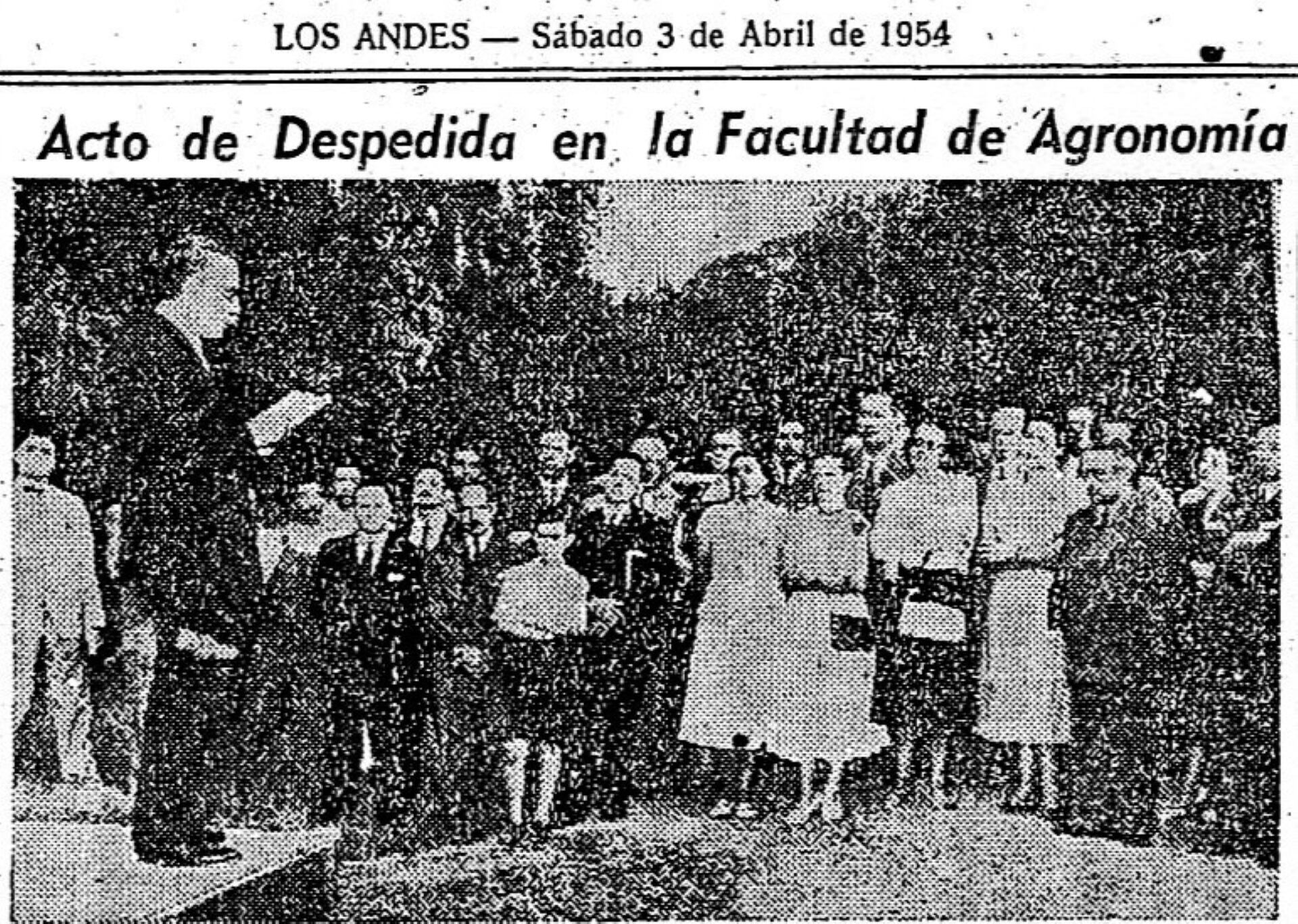 Diario “Los Andes” del sábado 3 de Abril de 1954. Foto del acto del día anterior de despedida de la Quinta Agronómica. Parado diciendo su discurso el Ing. José Raúl Ponce.