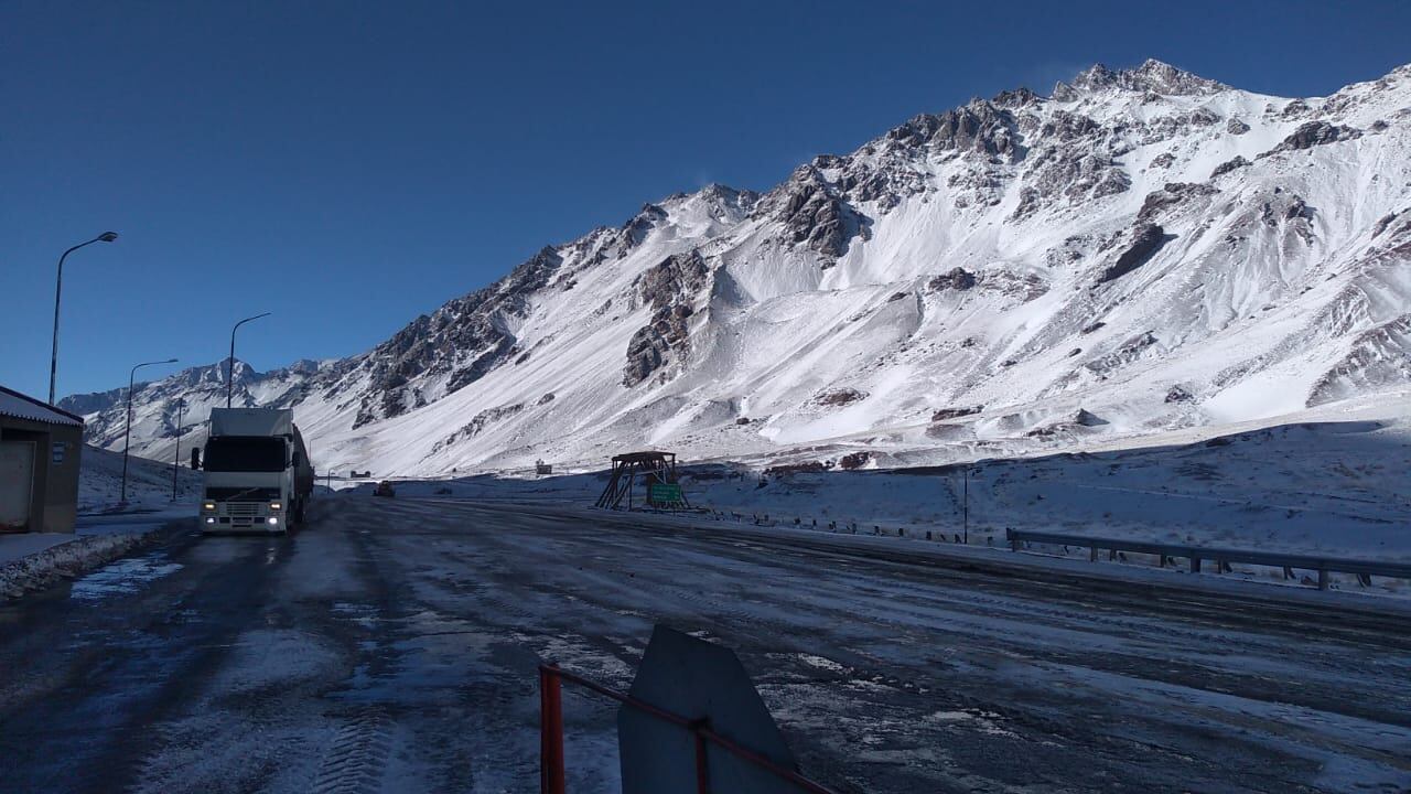 Impactantes postales de la montaña mendocina nevada y con 10 grados bajo cero. Foto: Gendarmería Nacional.