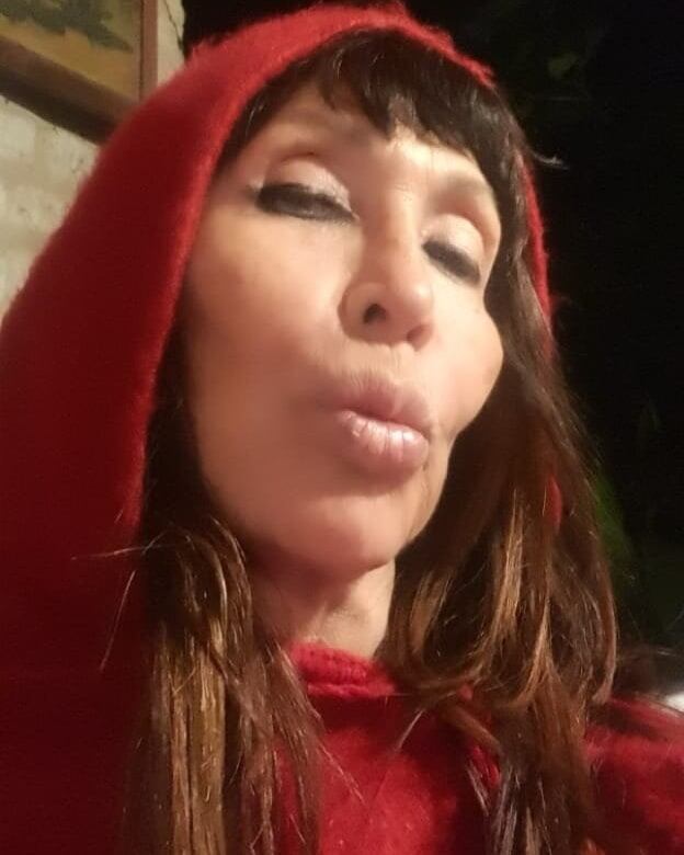 Moria Casán es caperucita roja.