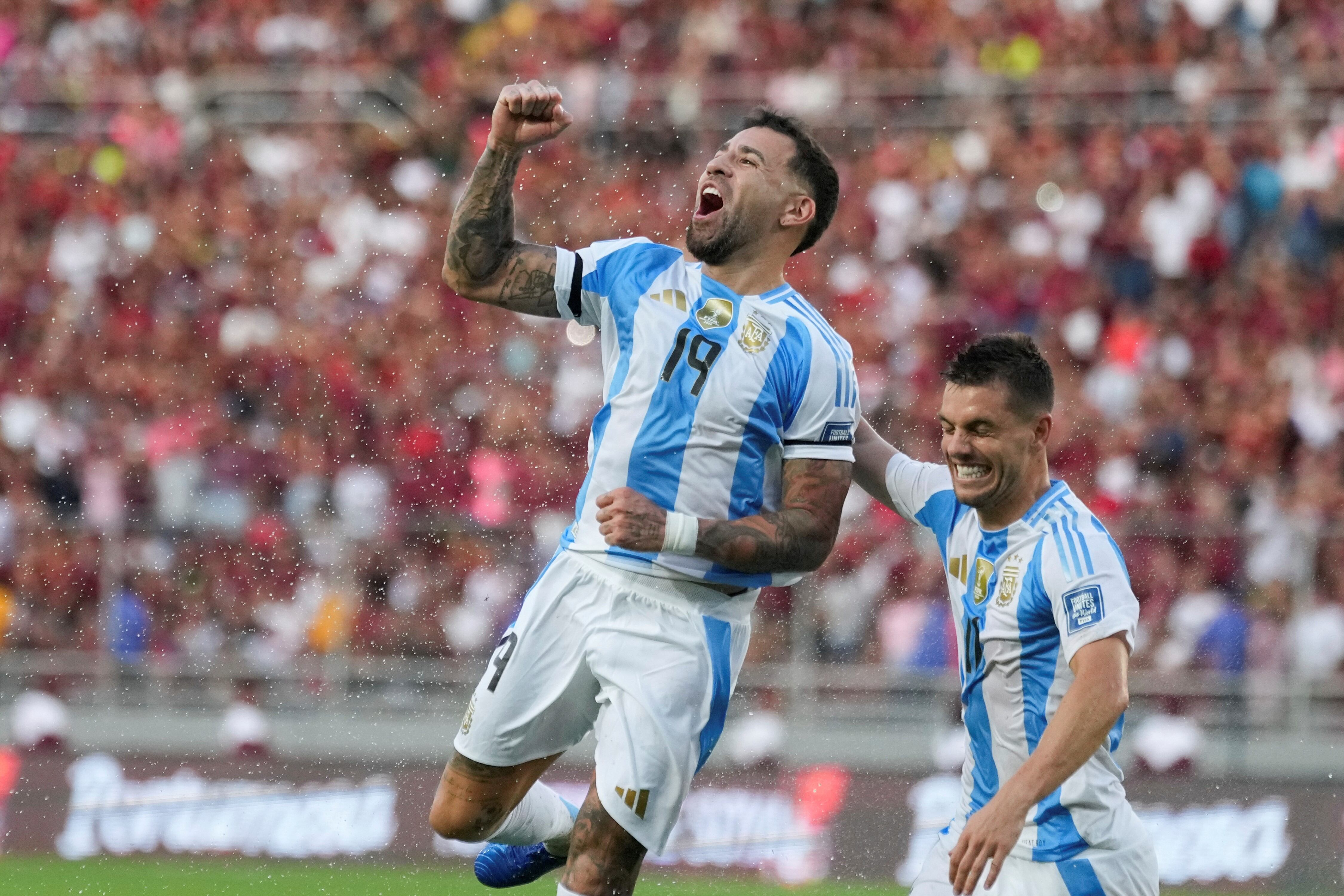 Nicolás Otamendi celebra su gol ante Venezuela, por la fecha 9 de eliminatorias sudamericanas. (AP)