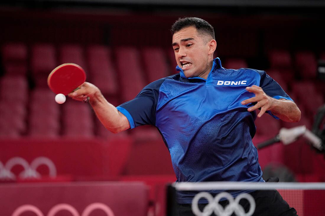 El argentino Gaston Alto compite durante el partido de primera ronda de individuales masculinos de tenis de mesa