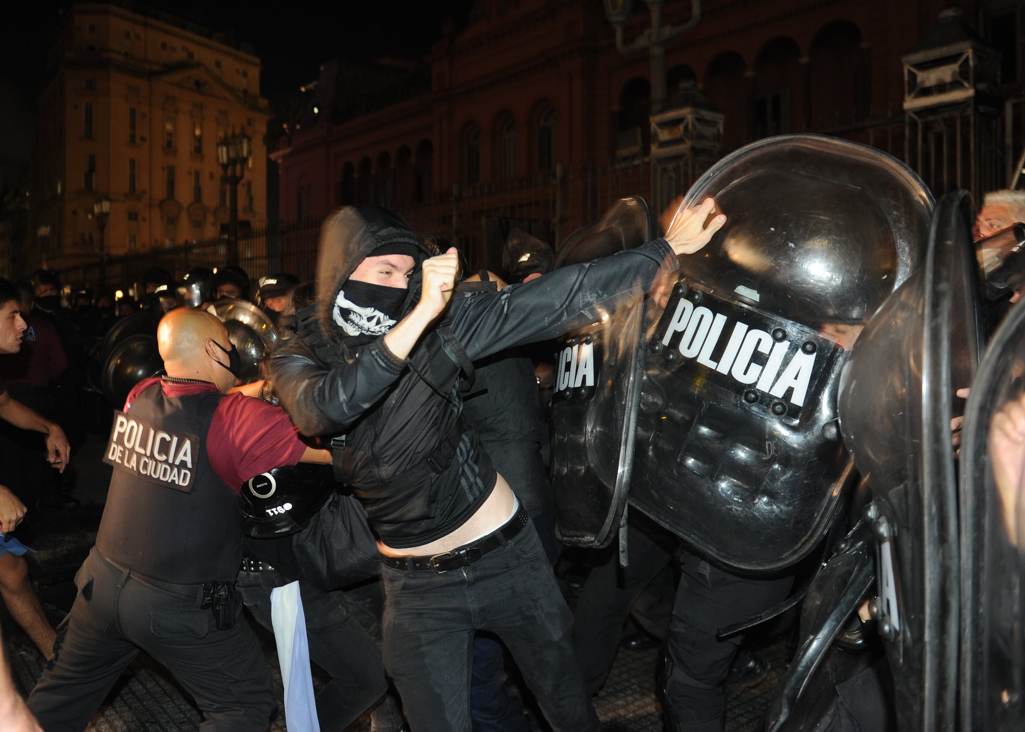 Manifestación en Plaza de Mayo contra de las medidas  tomadas por el presidente Alberto Fernández a raíz del aumento de casos de Covid 19.
Fotos clarin