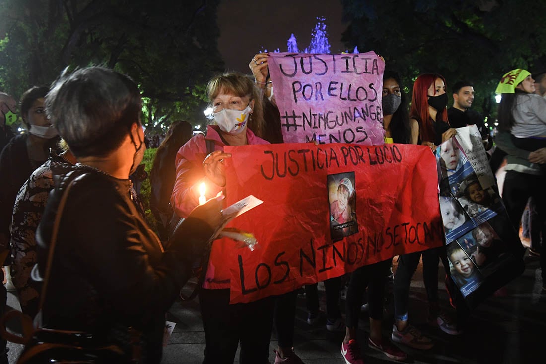 En plaza Independencia de Ciudad, mendocinos se manifestaron la noche de este viernes para pedir justicia por Lucio Dupuy, el niño de 5 años que fue asesinado a golpes en La Pampa. Foto: José Gutierrez