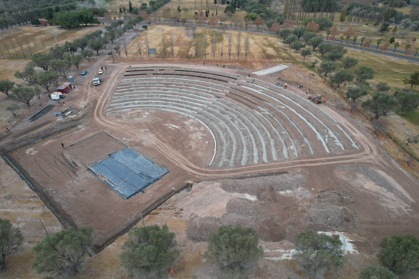 El intendente de Maipú, Matías Stevanato, recorrió la obra del nuevo teatro griego departamental. Foto: Prensa Maipú