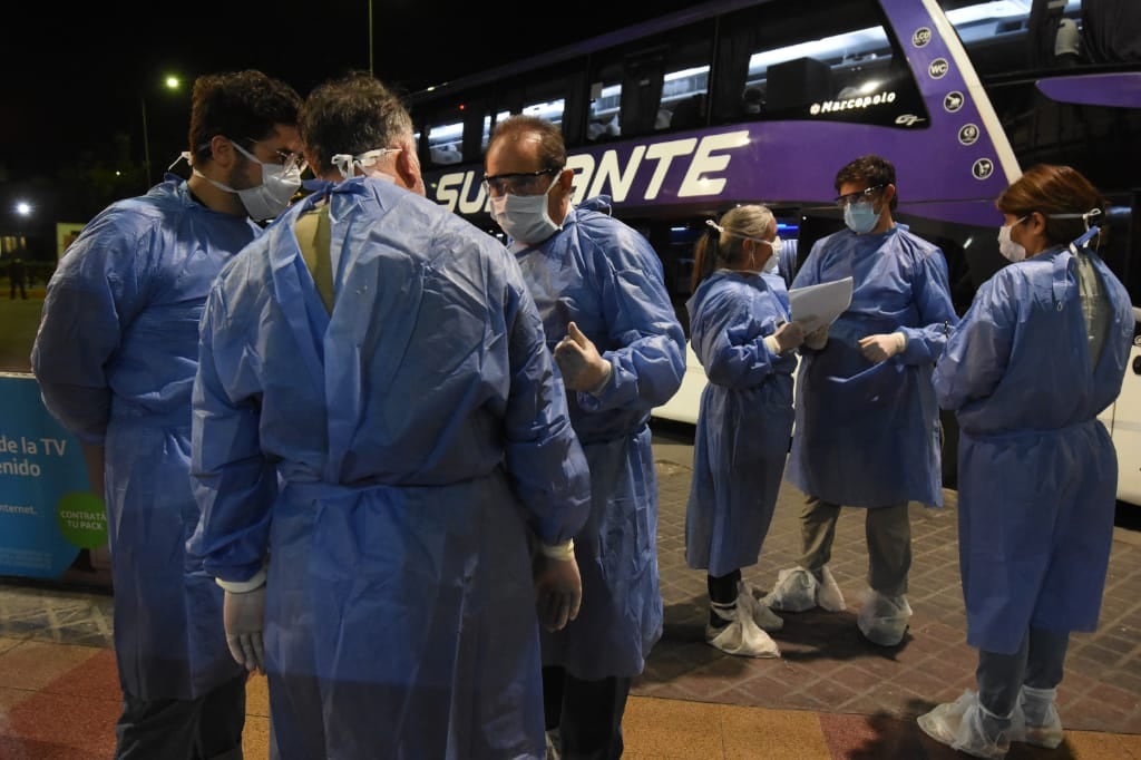 Médicos revisan a personas que llegan a la terminal de ómnibus. Foto: Mariana Villa / Los Andes