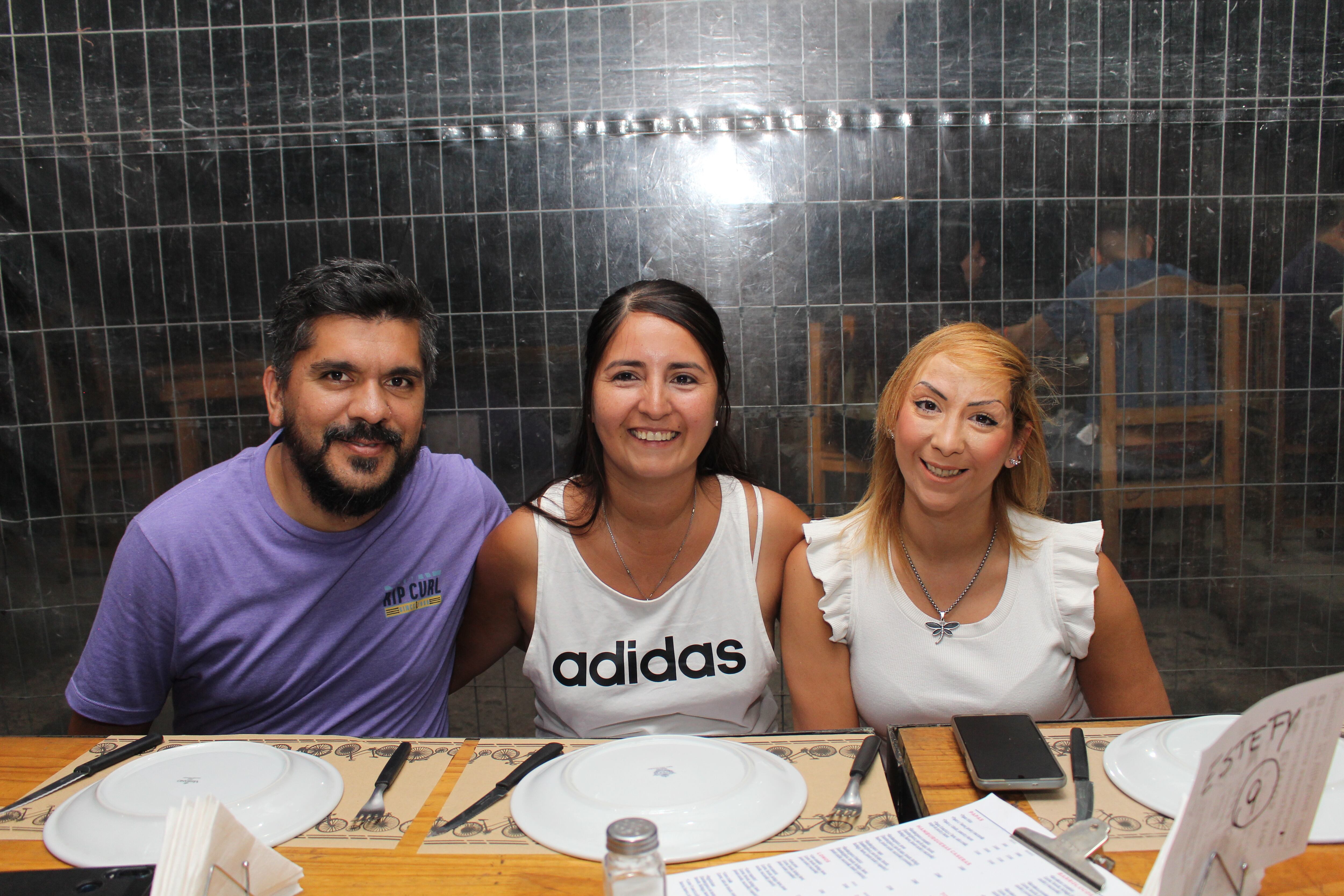 Gustavo Olivares, Denise Mendoza y Estefanía Carmona.