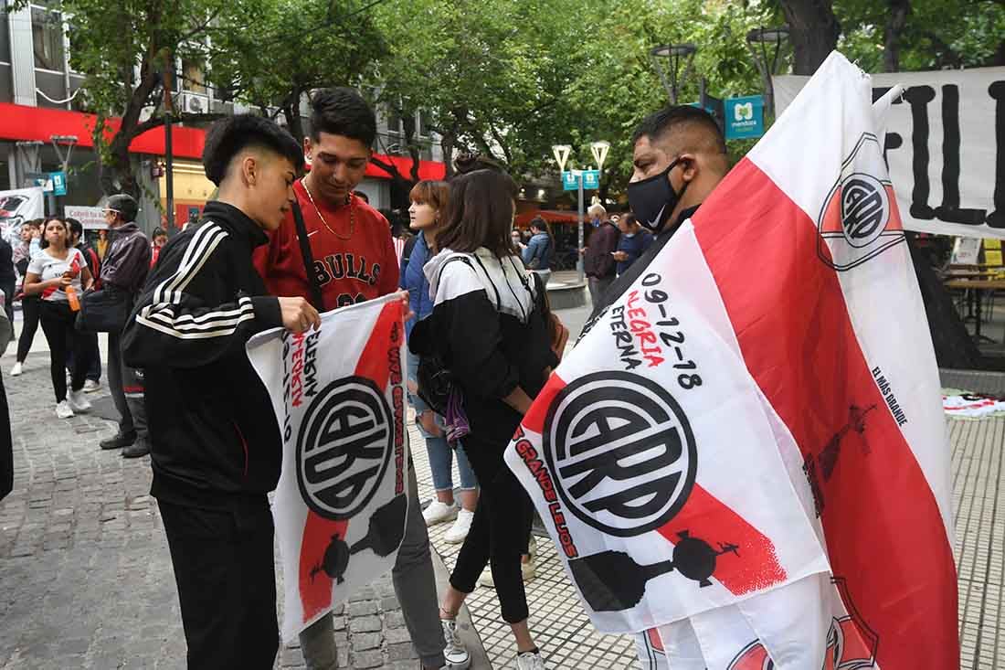 Hinchas de River festejan en el kilómetro 0 de Mendoza el aniversario de la final de la Copa Libertadores, que ganaron ante Boca Juniors.
 Foto José Gutierrez