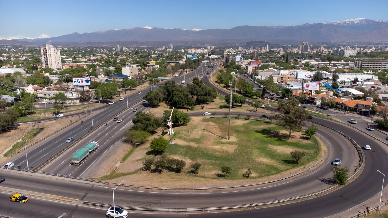 Monumento al Cóndor de Los Andes
Emplazado en la intesección del Acceso Sur y Acceso Este del ingreso a la ciudad de Mendoza 

Foto: Ignacio Blanco / Los Andes 