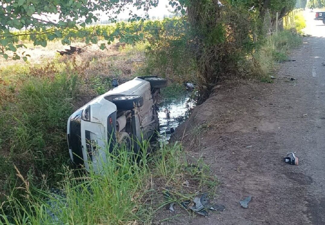 Dos hermanas chocaron su moto contra un auto y una de ellas murió ahogada al caer a un canal en Luján