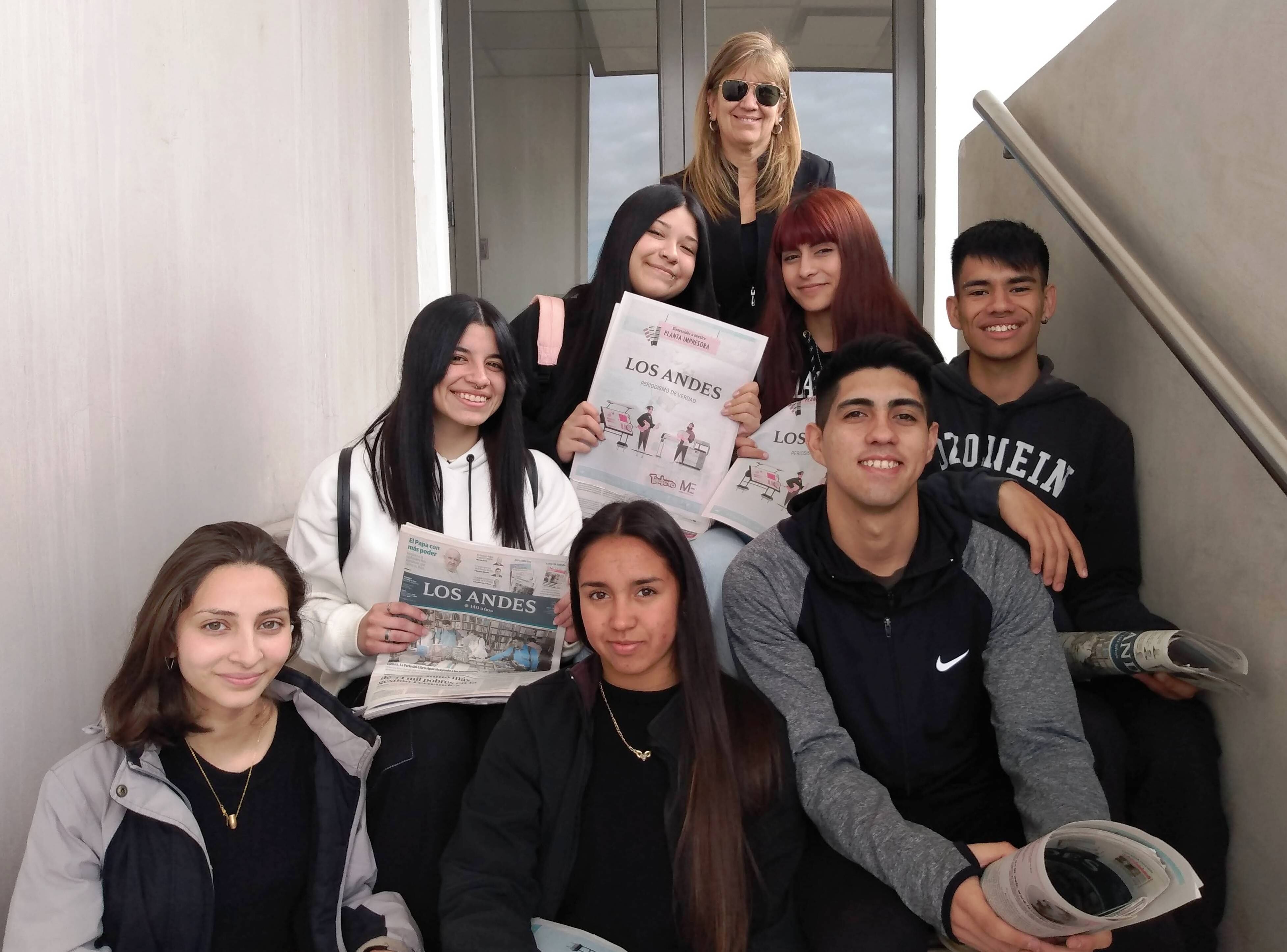 Agustín, Ariadna, Rocío, Aldana, Agustina, Carla y Demián, acompañados por su profesora María Cristina Pérez Dellepiane.

