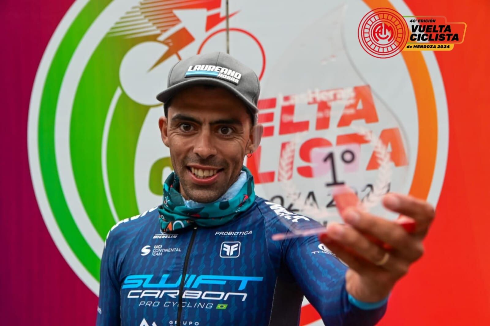 Laureano Rosas con el N°1 de la Clasificación General, tras su gran triunfo en la montaña.