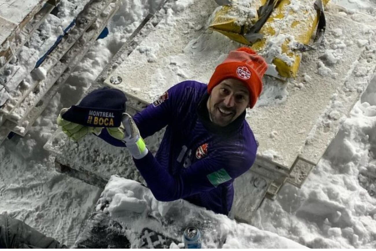 Milan Borjan con el gorro de Boca